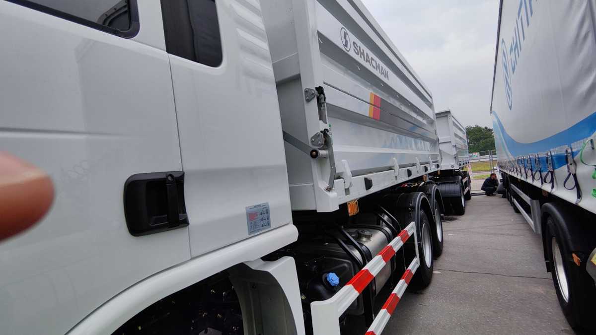 Автопоезд-зерновоз Shacman L3000